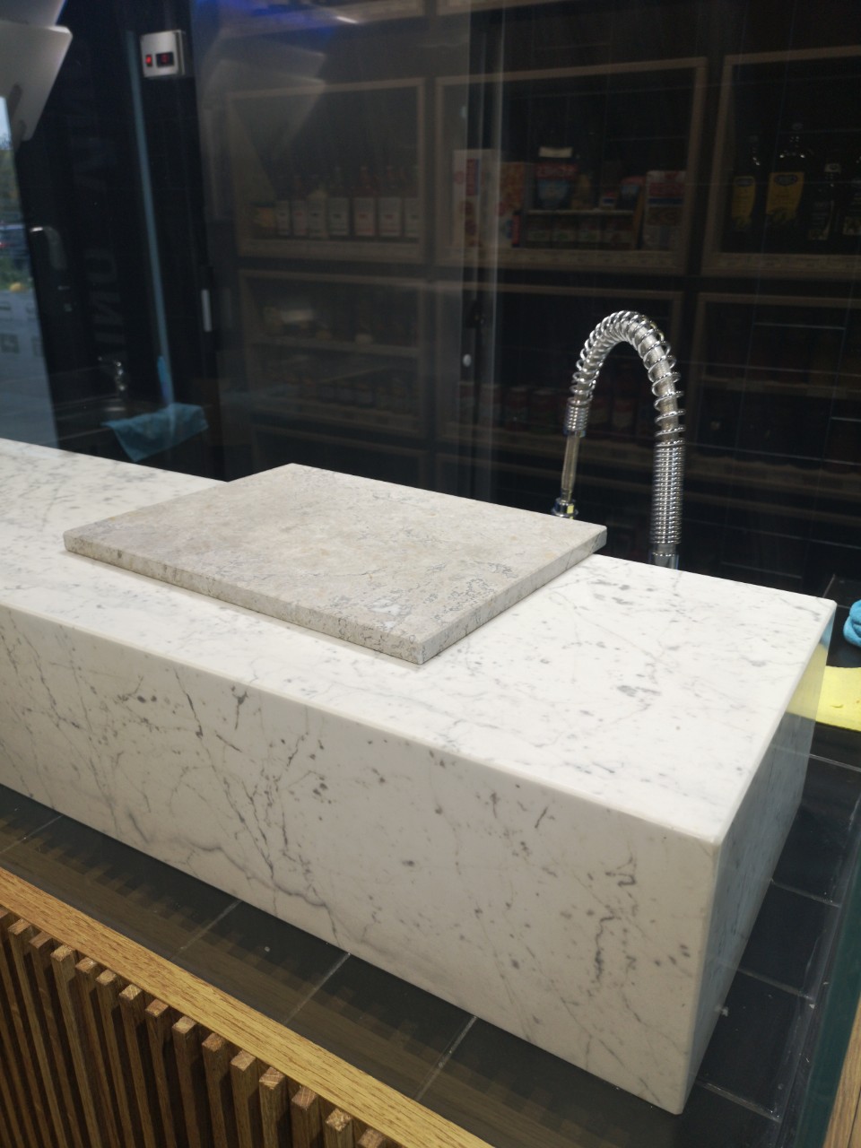 Барные стойки из мрамора Bianco Gioia