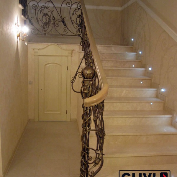 Лестница из мрамора Crema Marfil