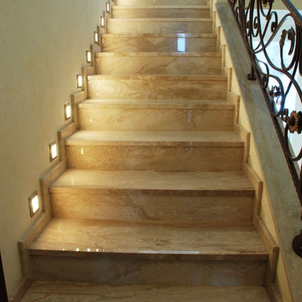 Лестница из мрамора Breccia Sardo